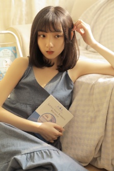 美女脱掉内裤